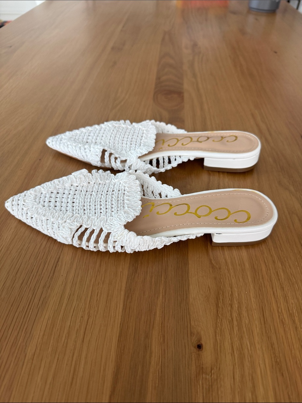 White slip on sandals with woven closed toe, size 8, made by Ccocci, never worn - Picture 3 of 3